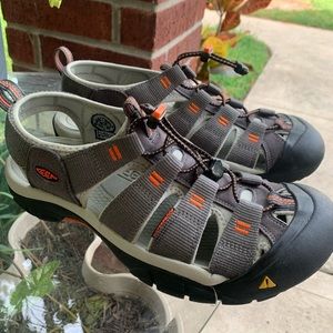 Keen full-coverage sandal